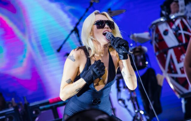 Miley Cyrus Gelar Konser Eksklusif untuk Album